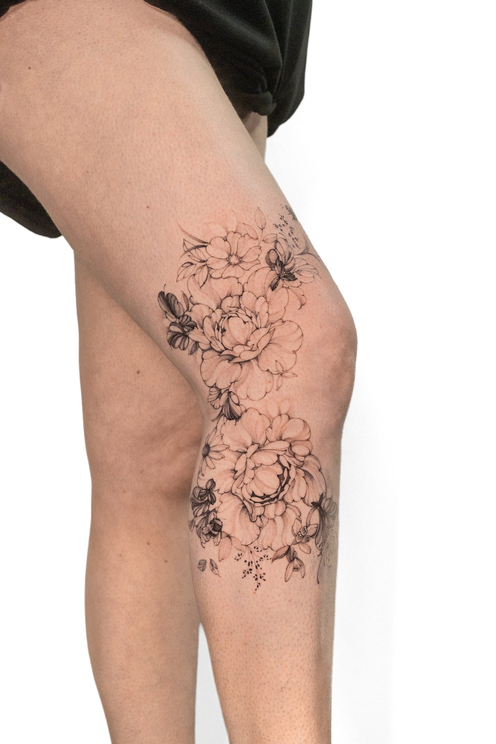 Peonies around the knee, tattoo by Nicolly