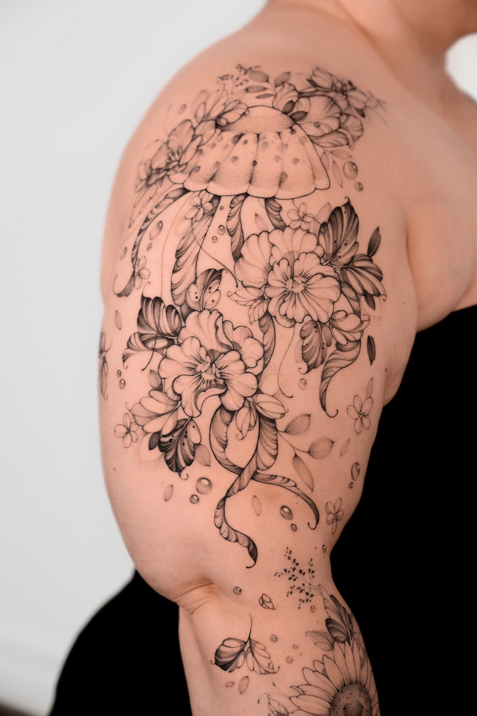 Shoulder garden, tattoo by Nicolly