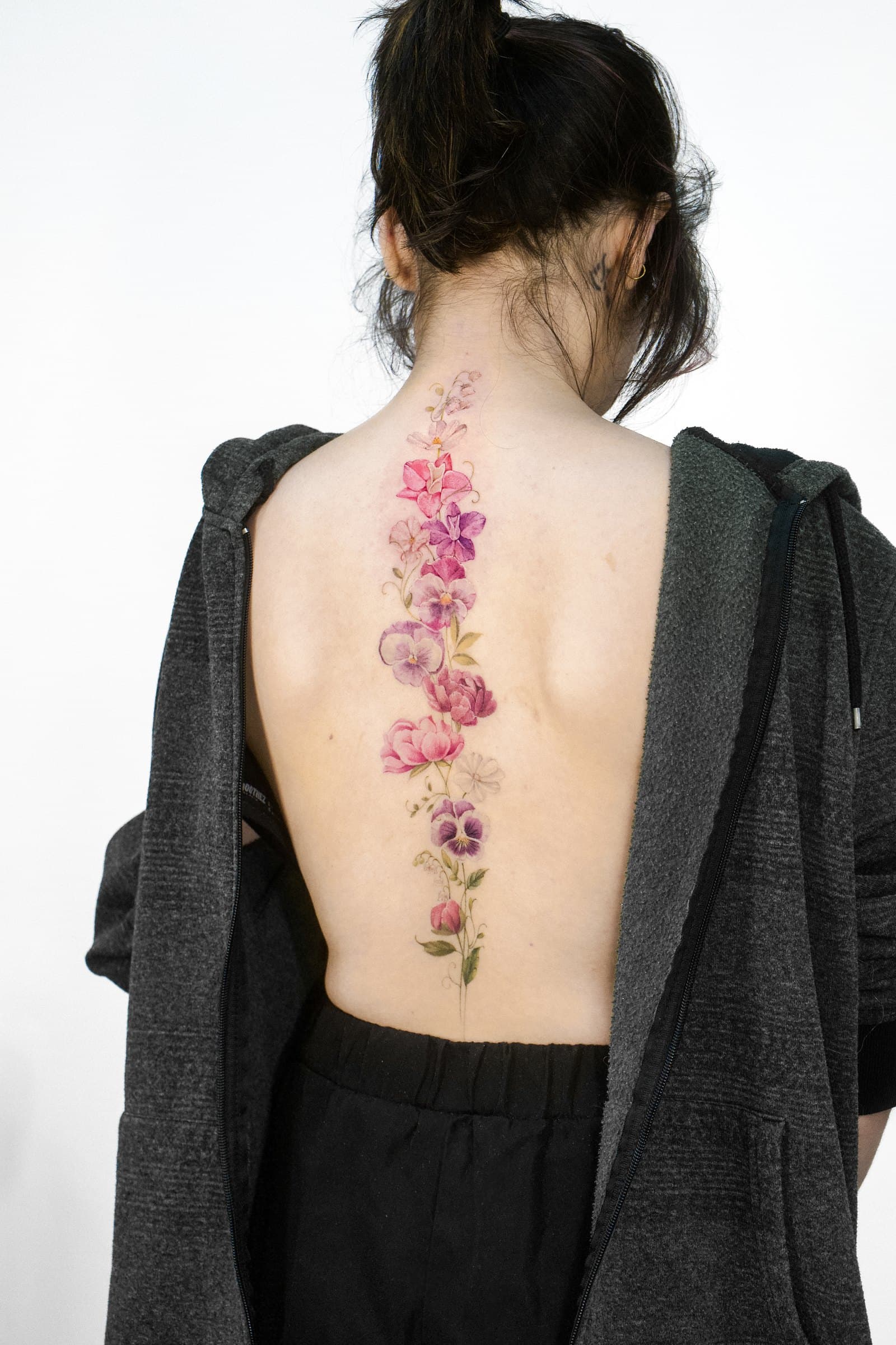 Flowers down the spine, tattoo by Nicolly