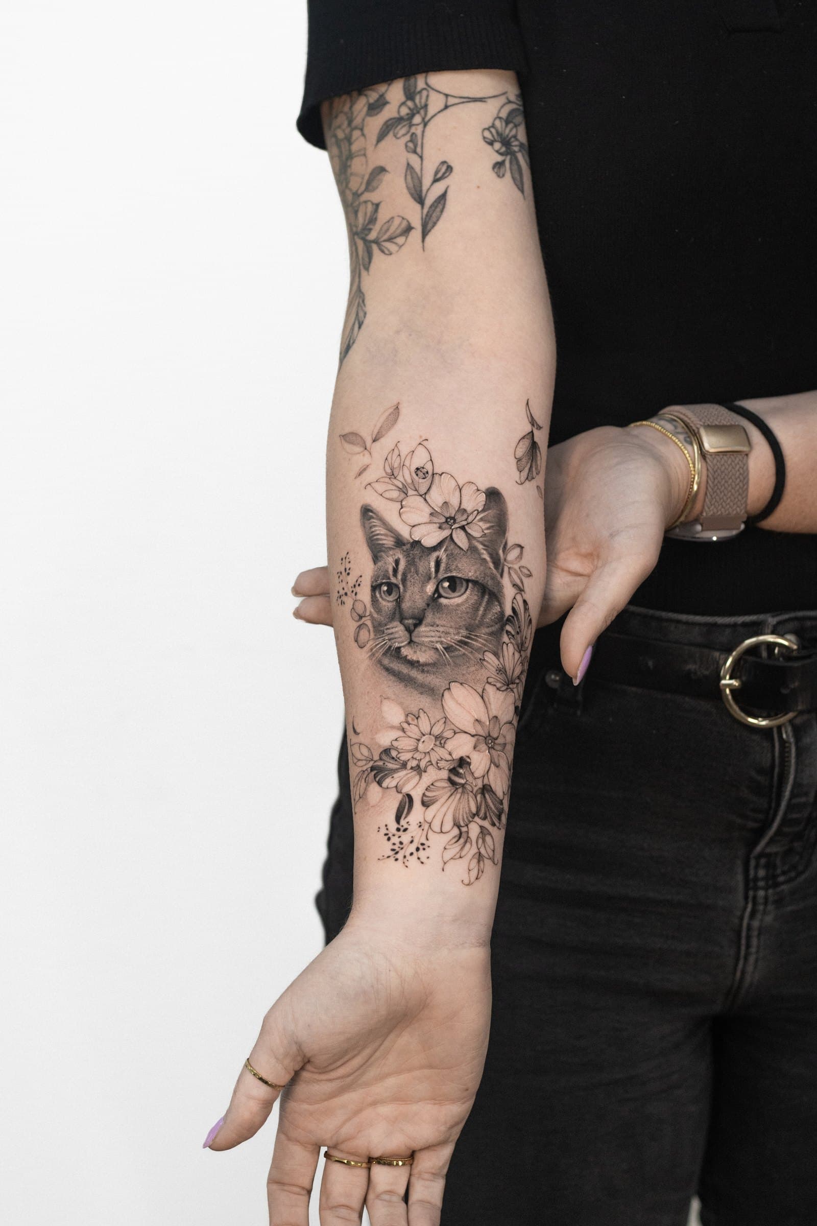 Cat amongst flowers, tattoo by Nicolly